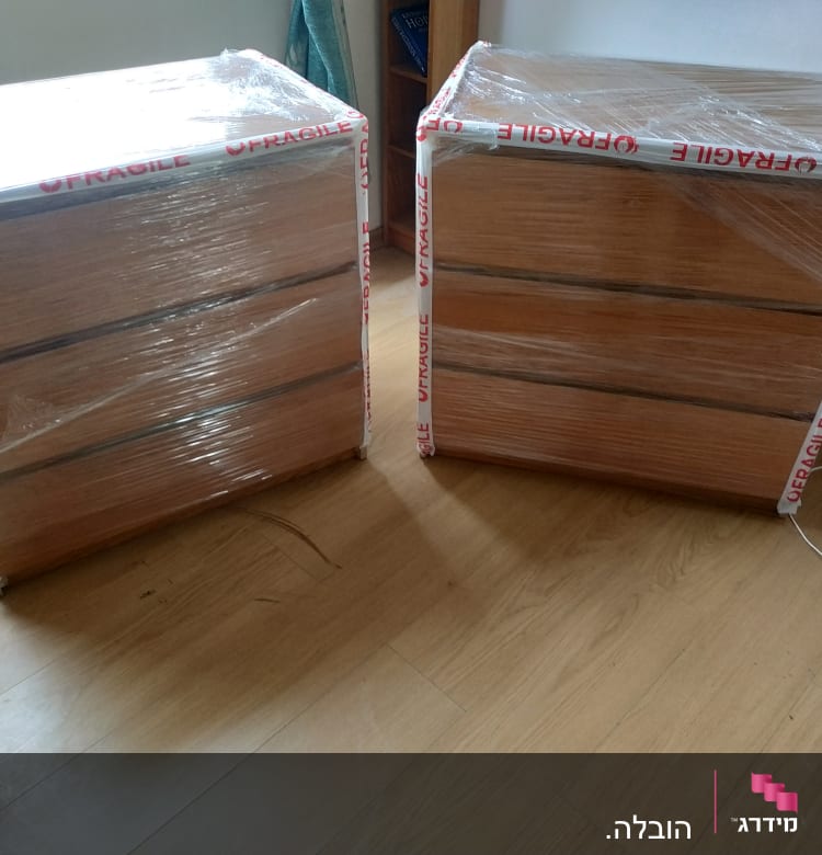 שידות עטופות בניילון עם סרט 