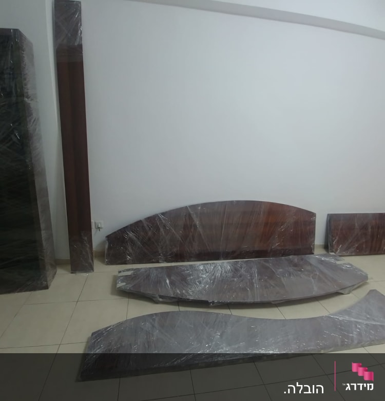 חלקי רהיטים עטופים בניילון מוכנים להובלה