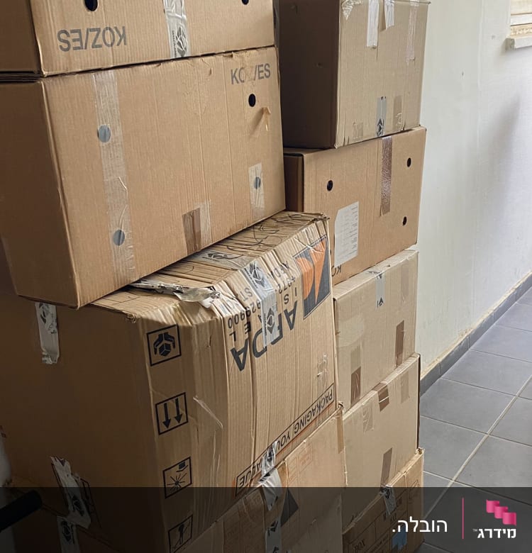 קופסאות קרטון ארוזות ומודבקות למעבר דירה