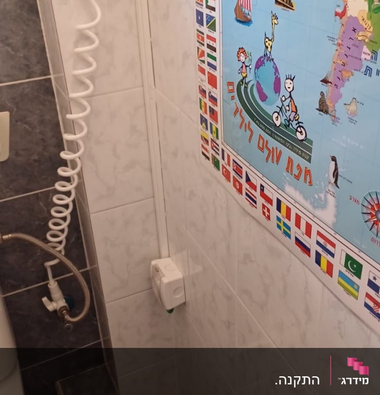 שקע חשמל מותקן על קיר חדר אמבטיה
