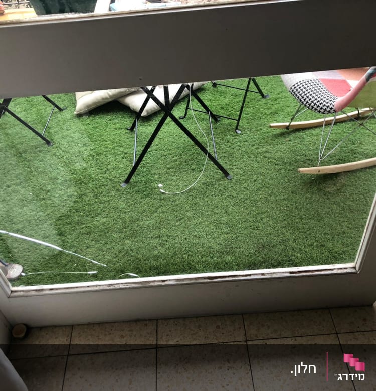 דלת זכוכית עם סדק בתחתית