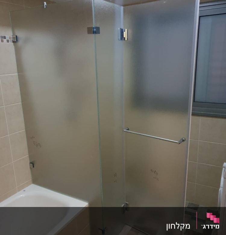 מקלחון זכוכית עם דלתות מט, אמבטיה בצד