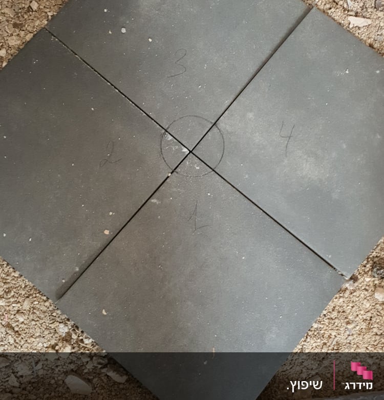 אריחים מונחים על אדמה במהלך שיפוץ