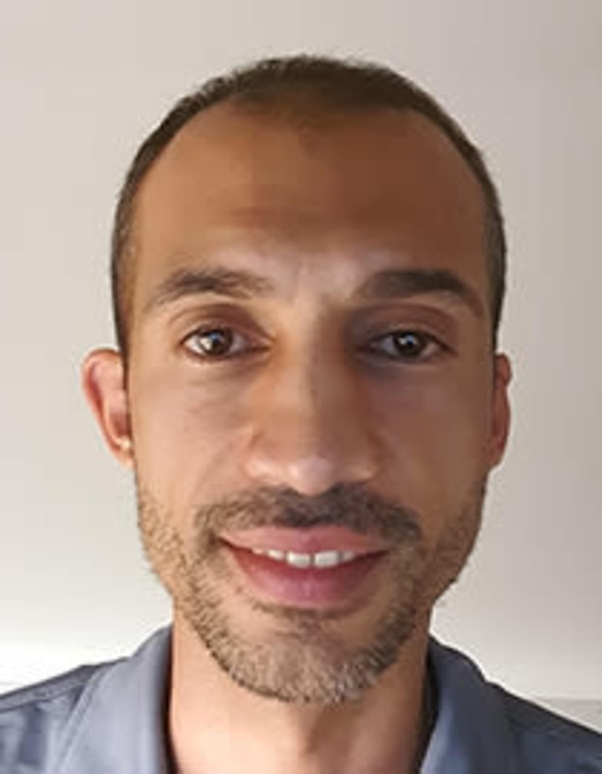 תמונת פורטרט של בעל המקצוע