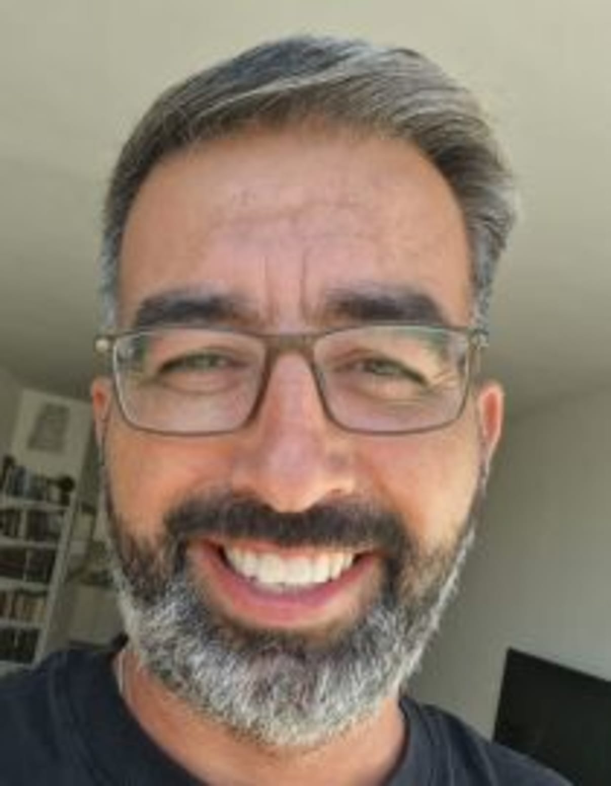 תמונת פורטרט של בעל המקצוע