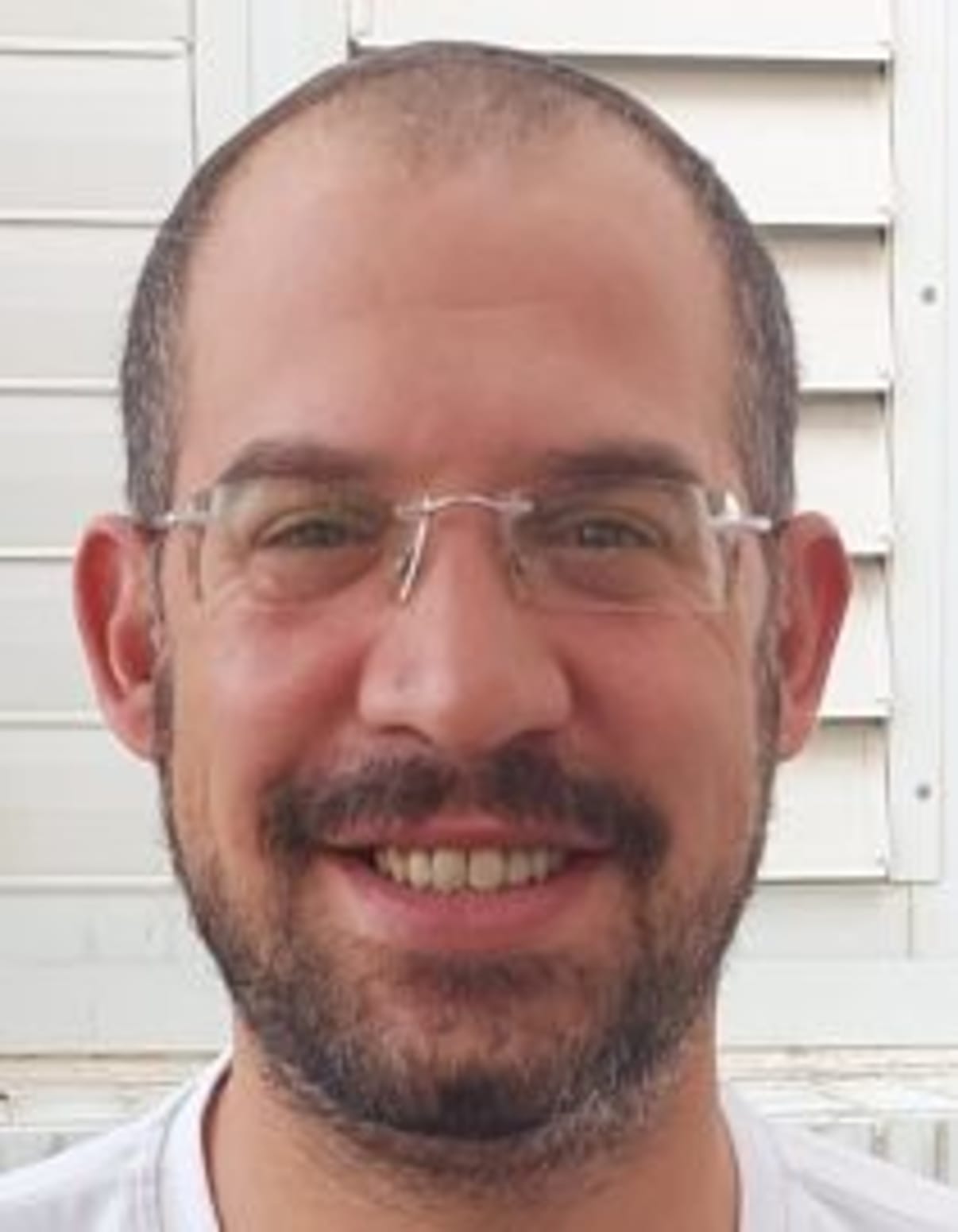 תמונת פורטרט של בעל המקצוע