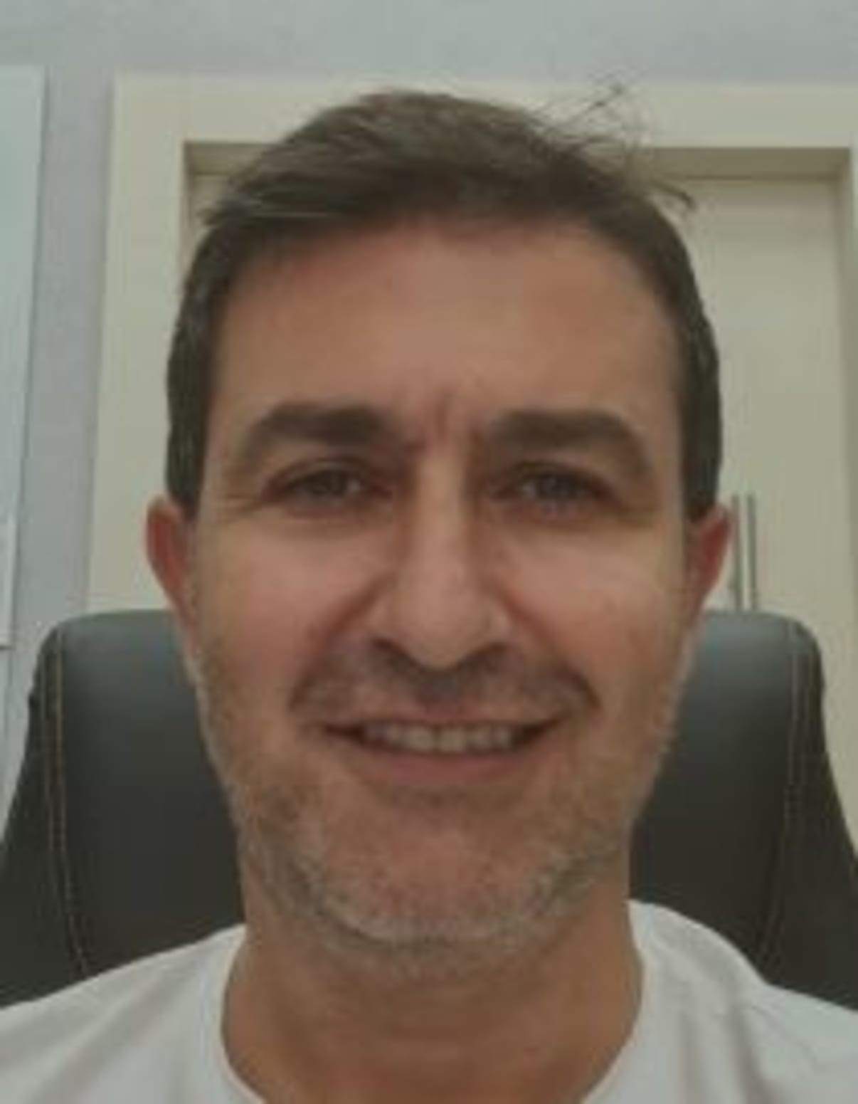 תמונת פורטרט של בעל המקצוע