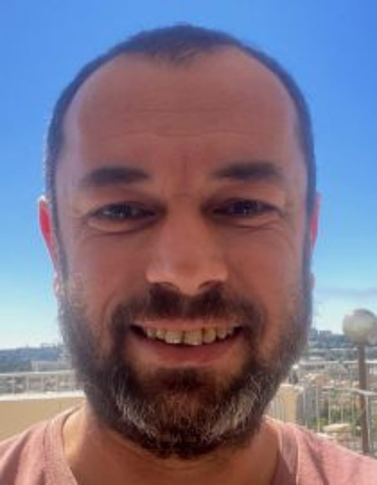 תמונת פורטרט של בעל המקצוע