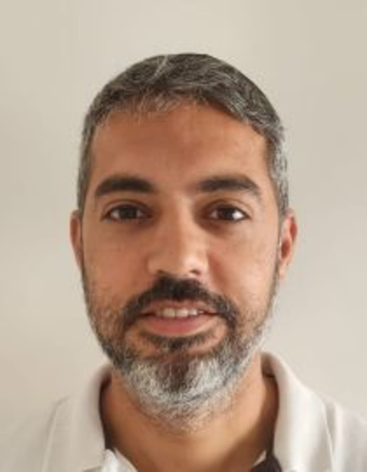 תמונת פורטרט של בעל המקצוע