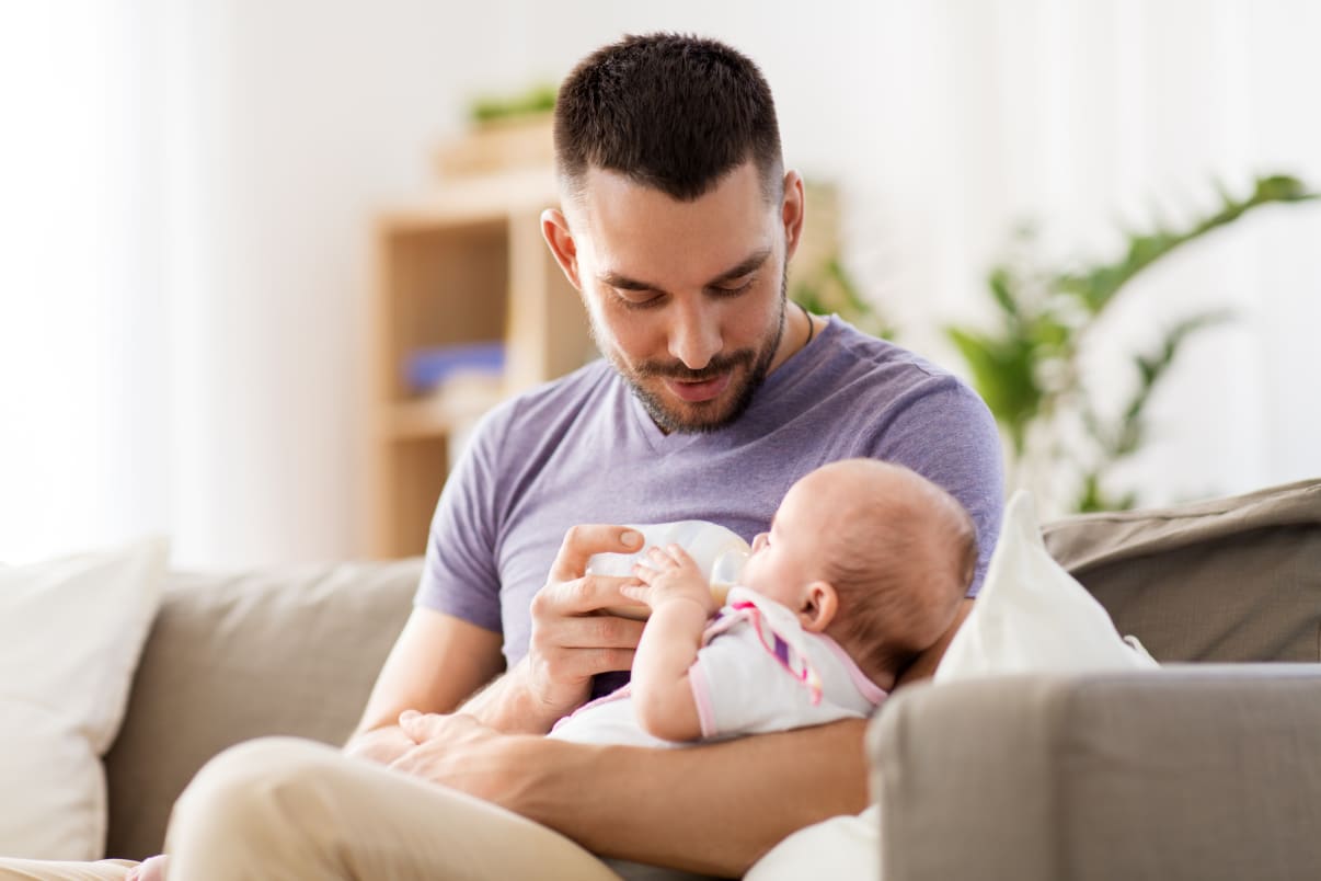 הנקה משולבת מאפשרת גם לאבא להאכיל את התינוק הנקה משולבת מאפשרת גם לאבא להאכיל את התינוק