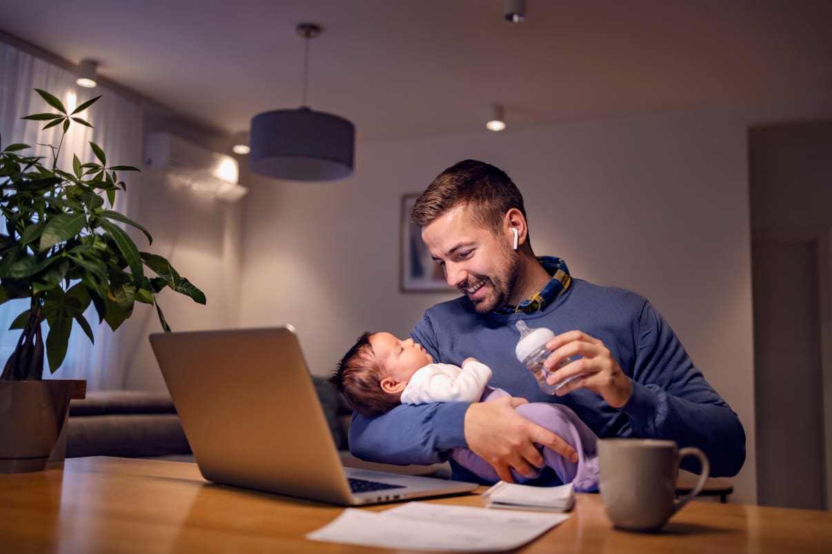 עצמאי מחזיק תינוק בזמן עבודה עצמאי מחזיק תינוק בזמן עבודה