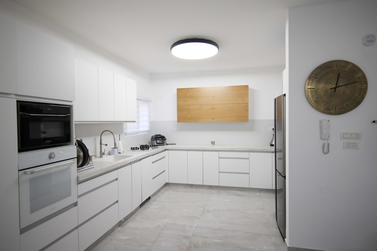 מטבח פינתי עם קלפה וארונות עליונים