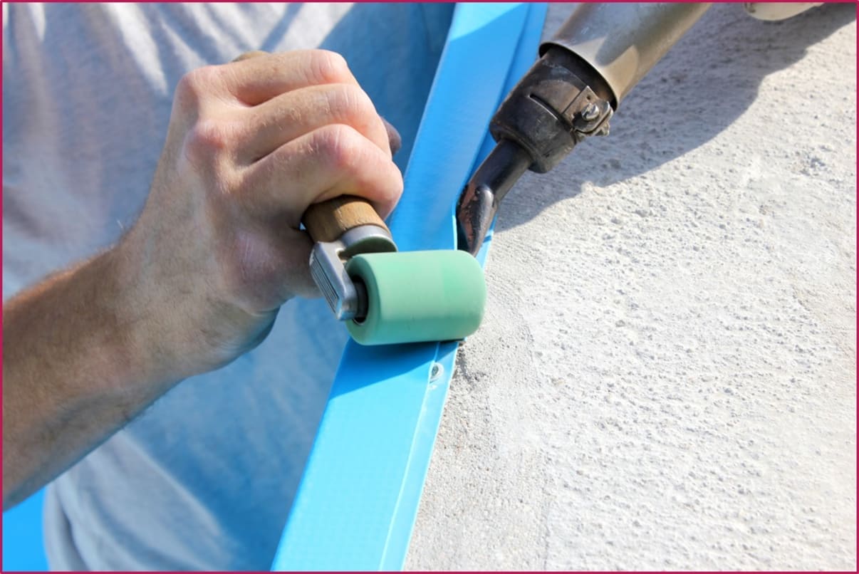 איטום בריכה