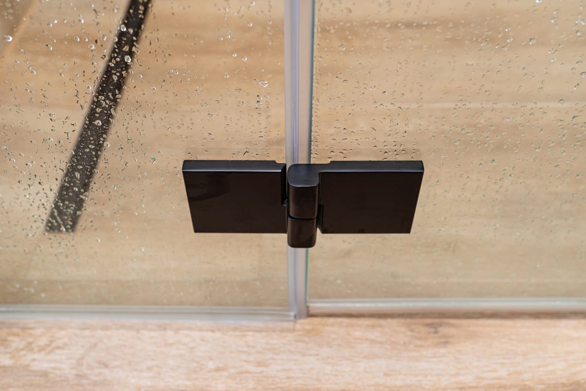 החלפת ציר שחור במקלחון