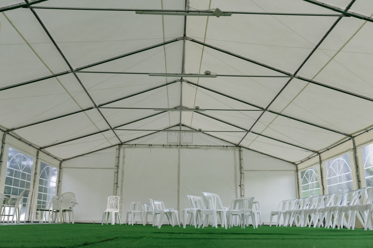 אוהל אבלים להשכרה עם כסאות להשכרה לשבעה