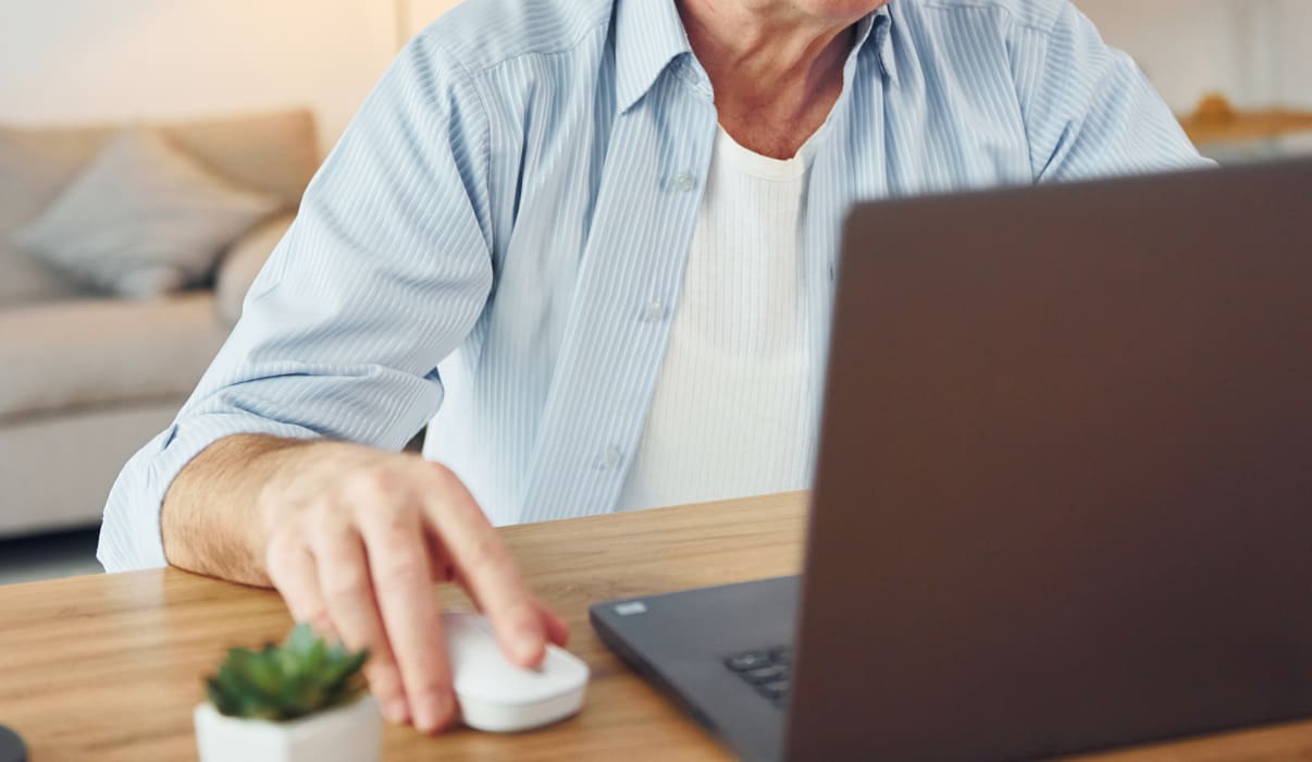 איש מבוגר בודק לגבי פנסיה מוקדמת איש מבוגר בודק לגבי פנסיה מוקדמת