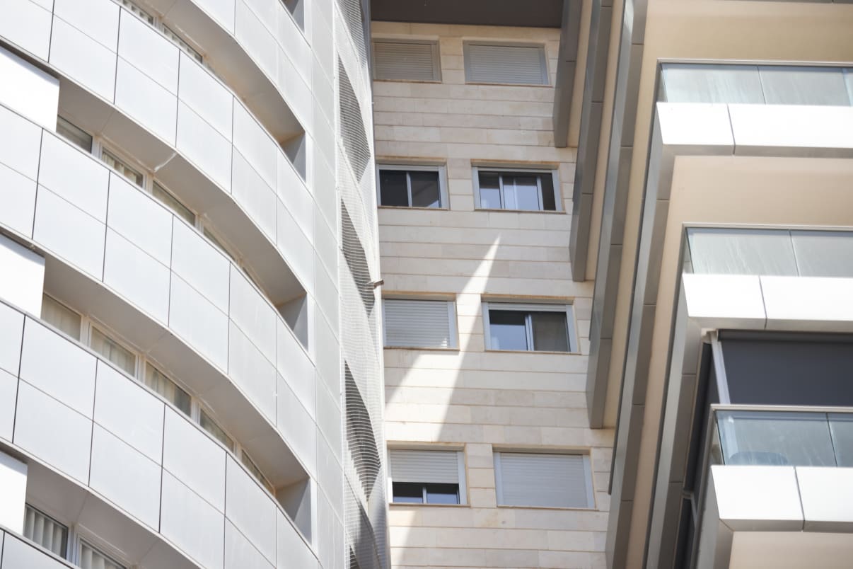 חיזוק אריחים בבניין