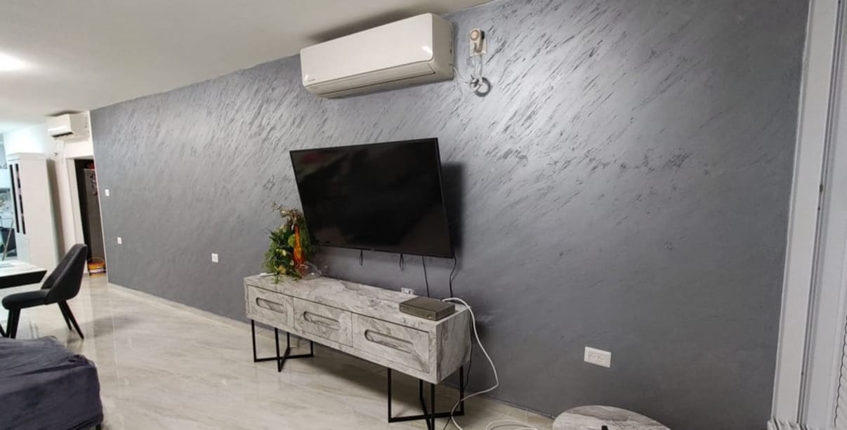 צבע סטוקו מיושם על קיר צבע סטוקו מיושם על קיר