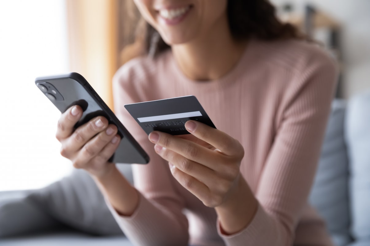 אישה מזינה פרטי אשראי בשעמ אישה מזינה פרטי אשראי בשעמ