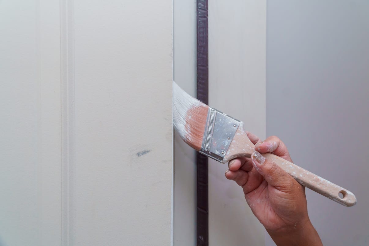 צביעת דלת עץ עם צבע פוליאור