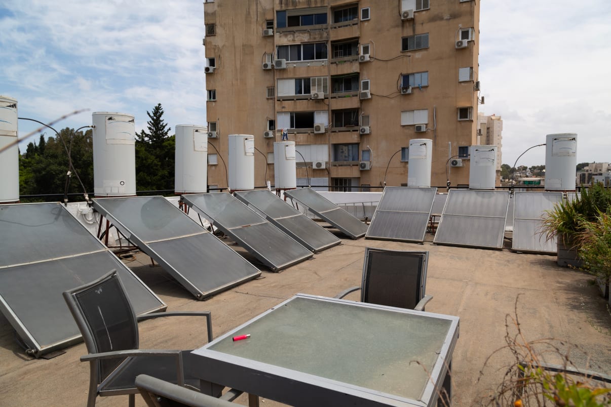 מערכת סולארית לחימום מים בבניין מערכת סולארית לחימום מים בבניין