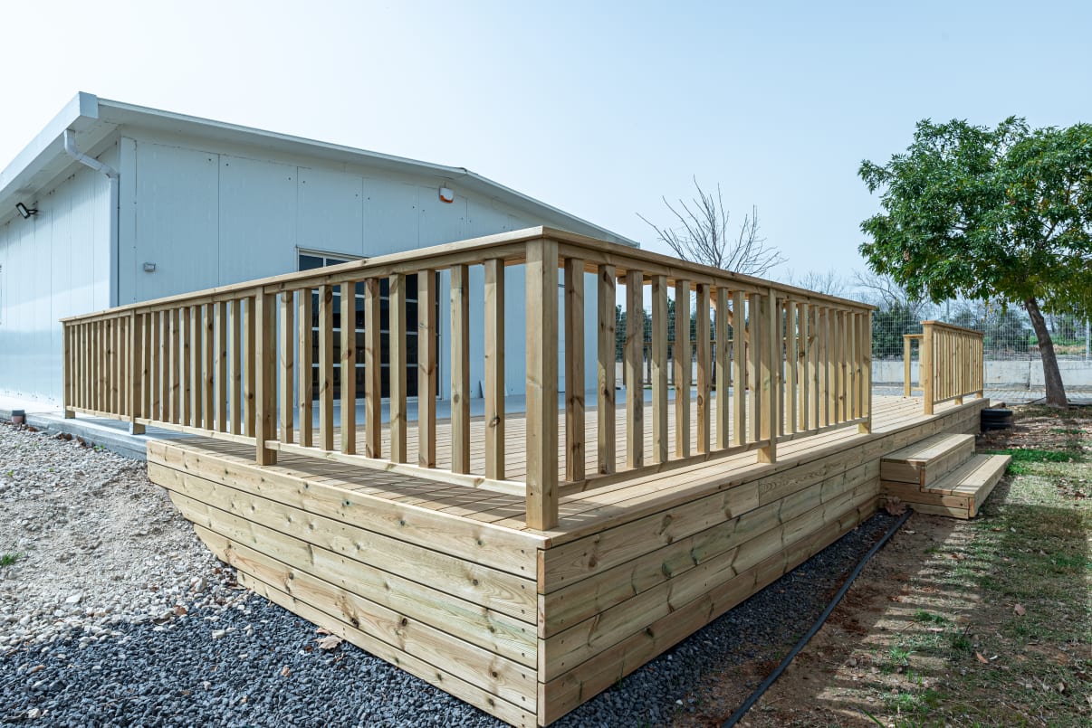 מרפסת מעץ מרפסת מעץ