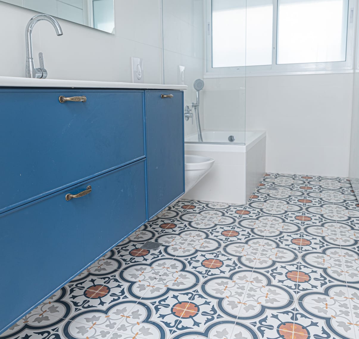 ארון אמבטיה בחדר אמבטיה משופץ