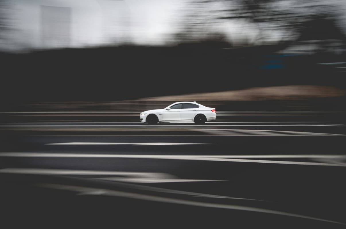 רכב מקבל דוח מהירות