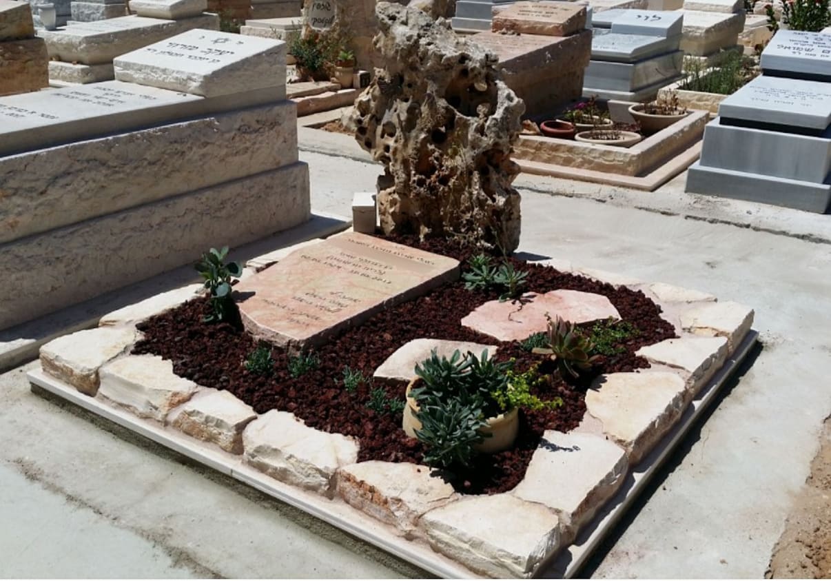 תמונה של מצבה מיוחדת זוגית עם אבן טבעית וצמחים