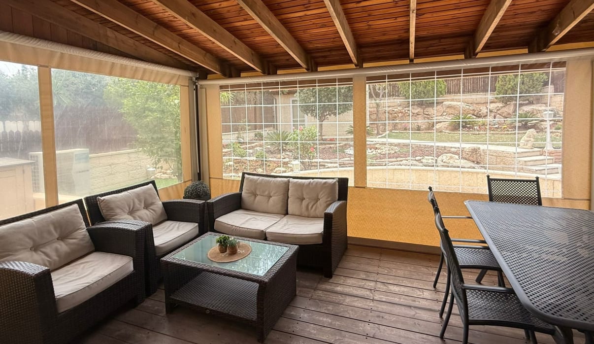 סגירת חורף לפרגולה בגינה