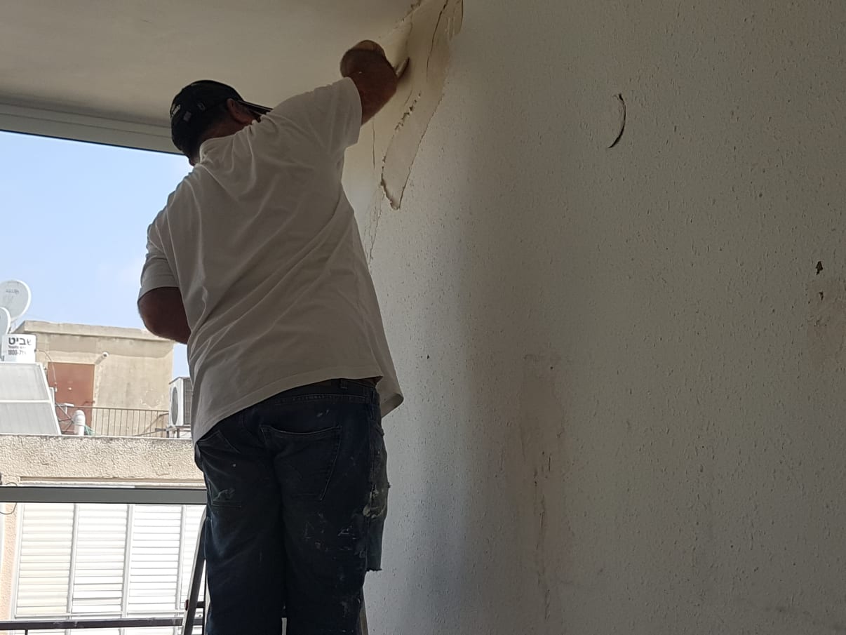 החלקת קירות עם שפכטל