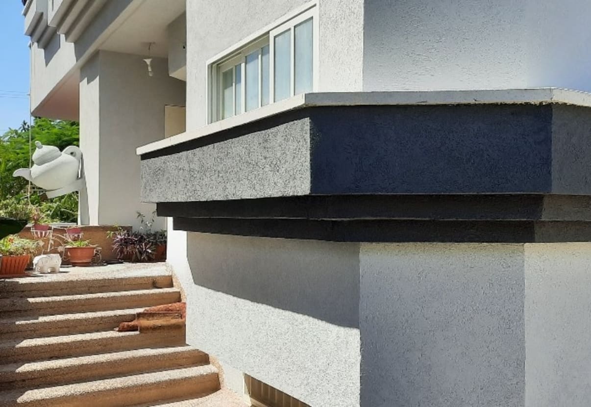 שליכט צבעוני על קיר חיצוני