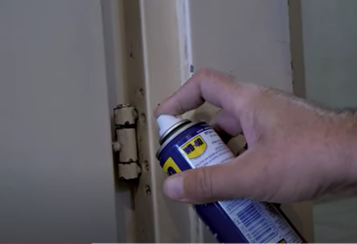 שימון דלת באמצעות WD40