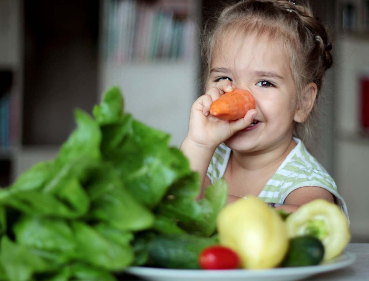 דיאטנית ילדים | ילדה אוכלת ירקות