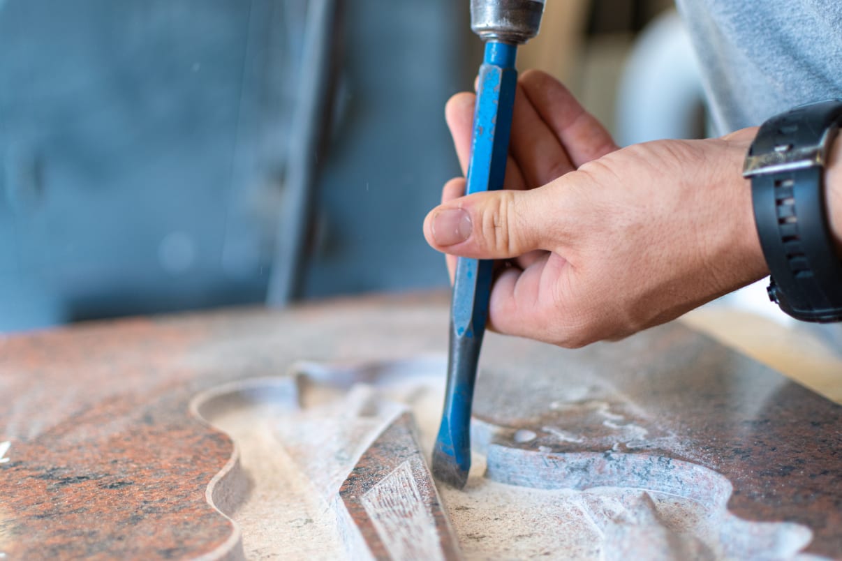 בונה מצבות מגלף את האבן