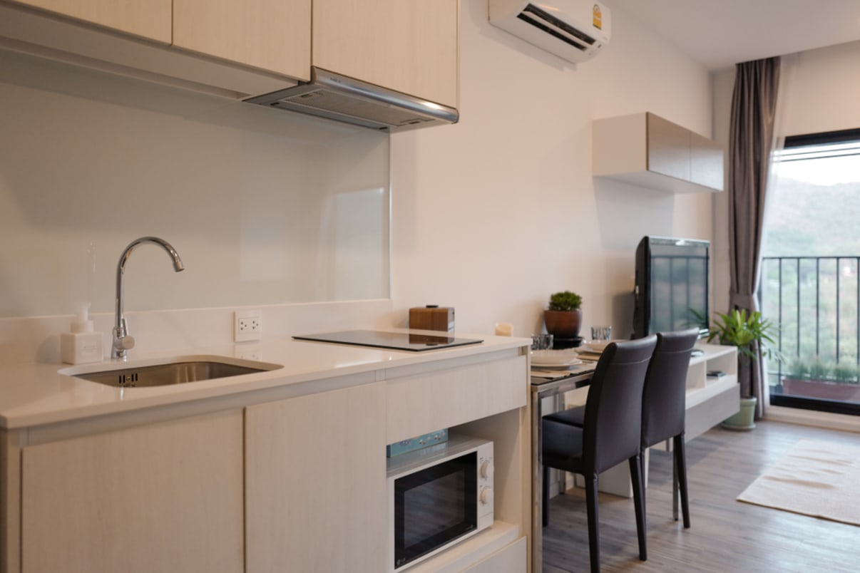 חיפוי קיר זכוכית במטבח