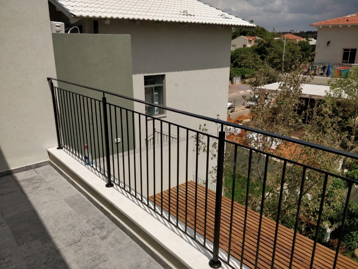 מעקה ברזל למרפסת