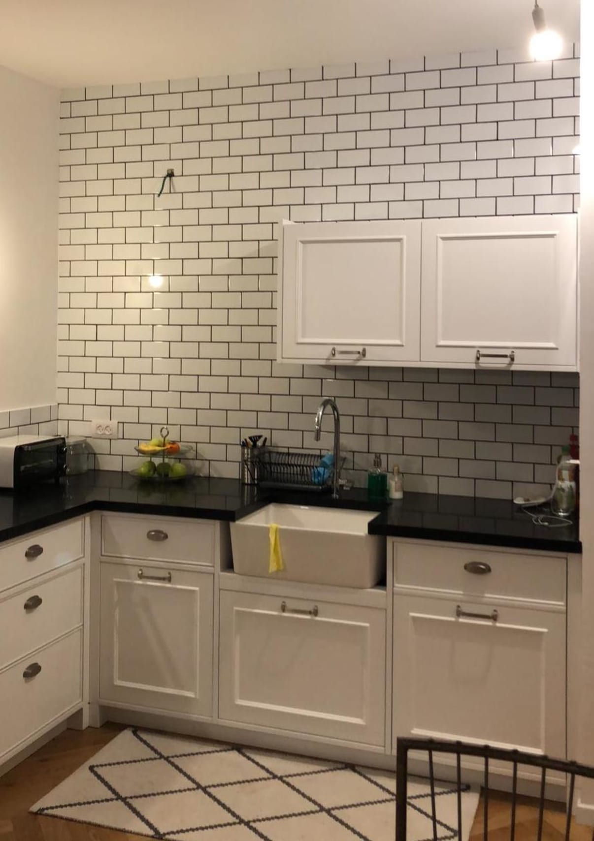 קיר במטבח עם חיפוי בריקים