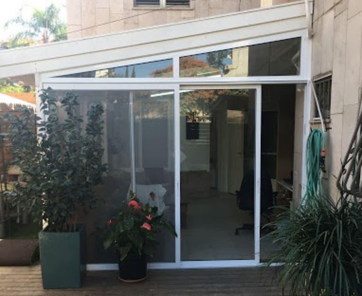 סגירת חורף בפרגולת אלומיניום סגירת חורף בפרגולת אלומיניום