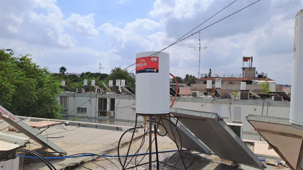 דוד שמש כרומגן מותקן על גג שטוח דוד שמש כרומגן מותקן על גג שטוח