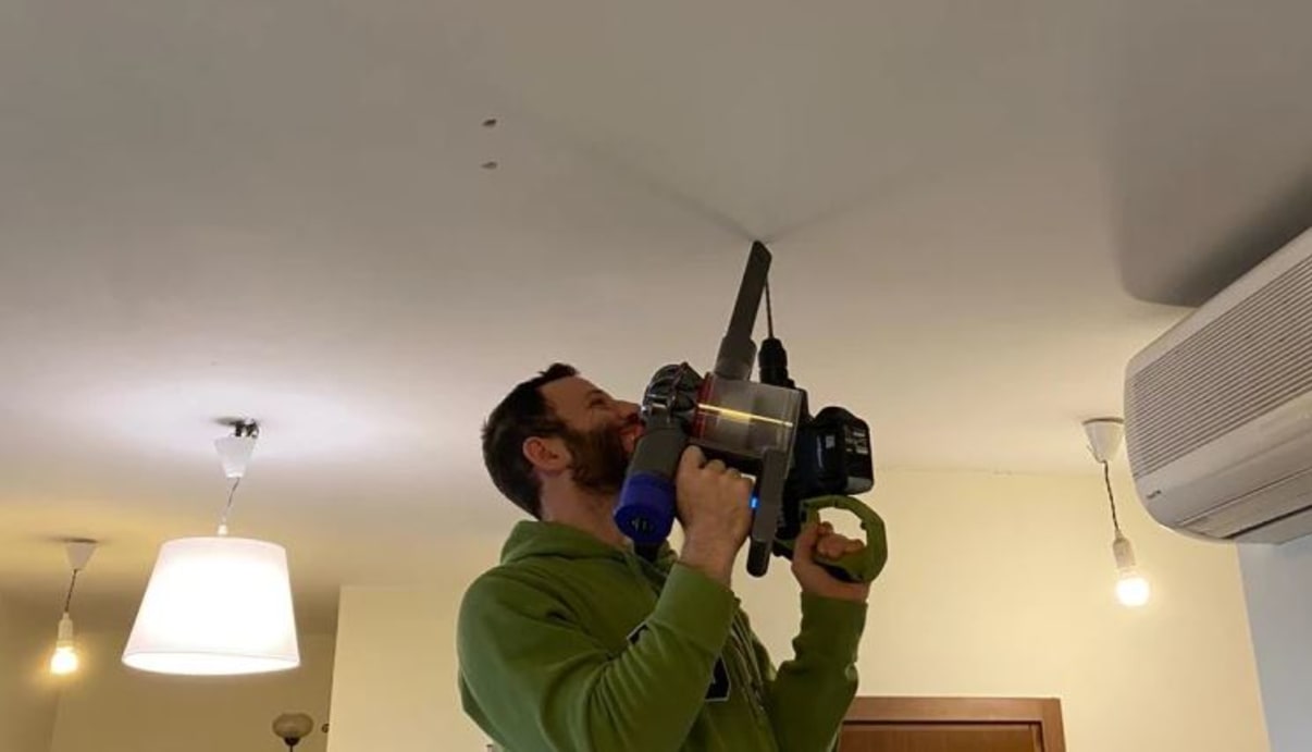 הנדימן קודח בתקרה