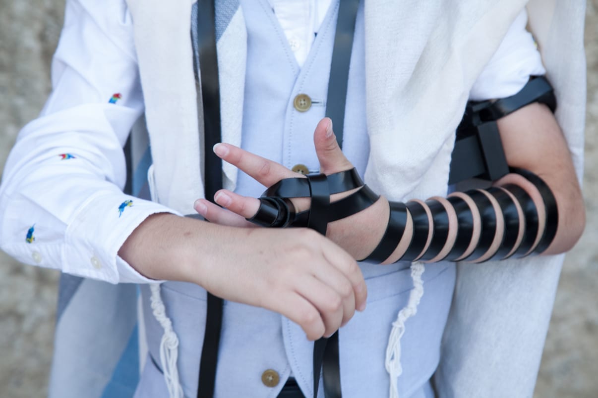 ילד בר מצווה מניח תפילין | צילום בר מצווה - מידרג