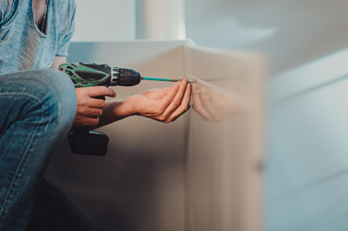 קיבוע ארון באמצעות קדיחה