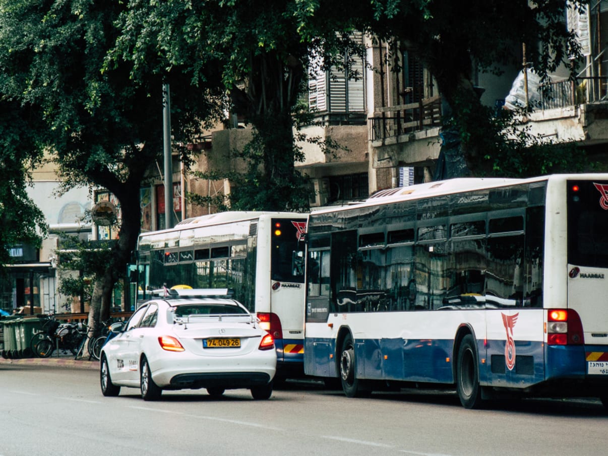 רכב עוקף אוטובוס רכב עוקף אוטובוס