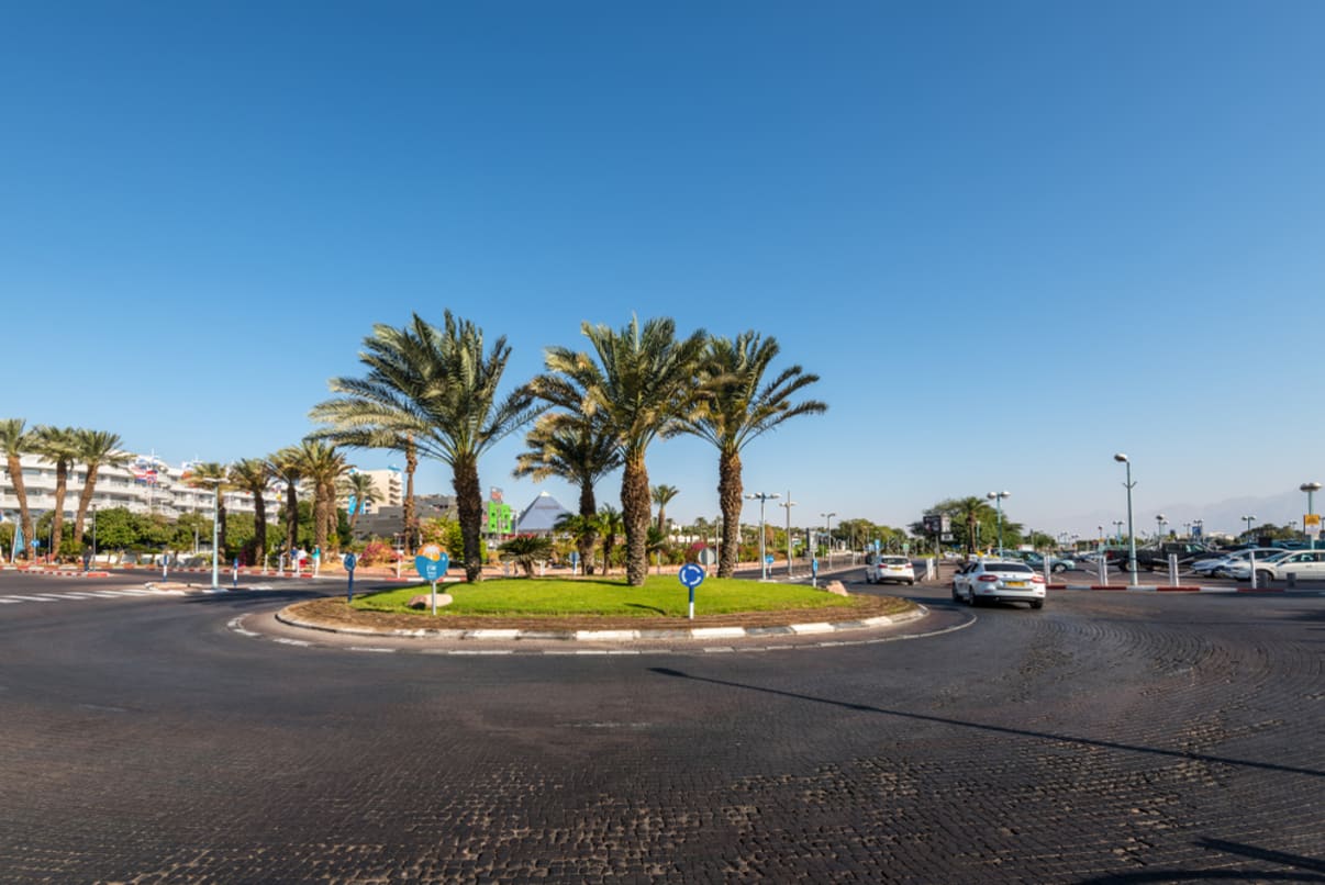 רכב שצריך לאותת בכיכר