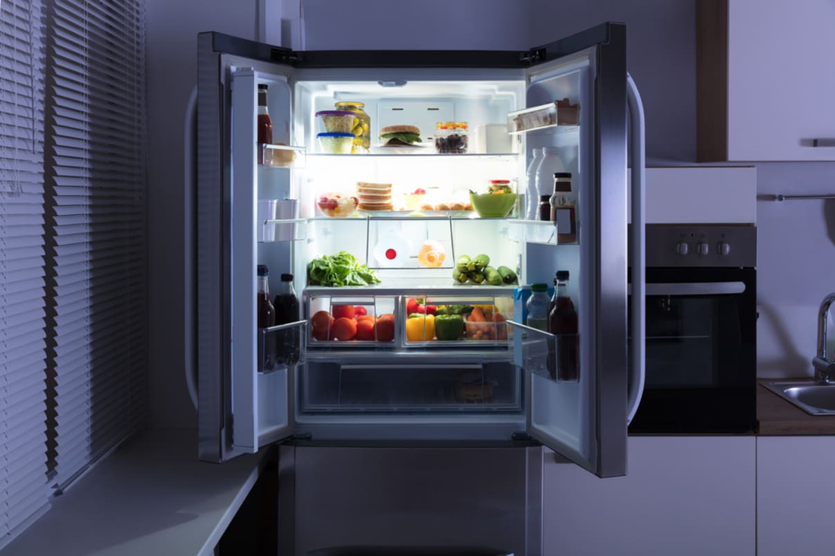 המקרר מקפיא את האוכל. מה התקלה הכי נפוצה שגורמת לזה? שאלנו 33 טכנאי מוצרי  חשמל מומלצים!