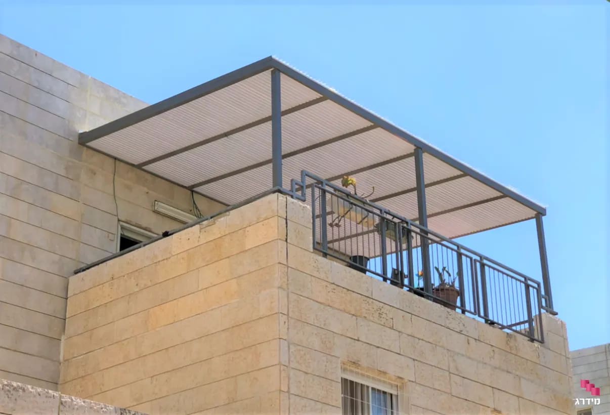 ארנונה על מרפסת