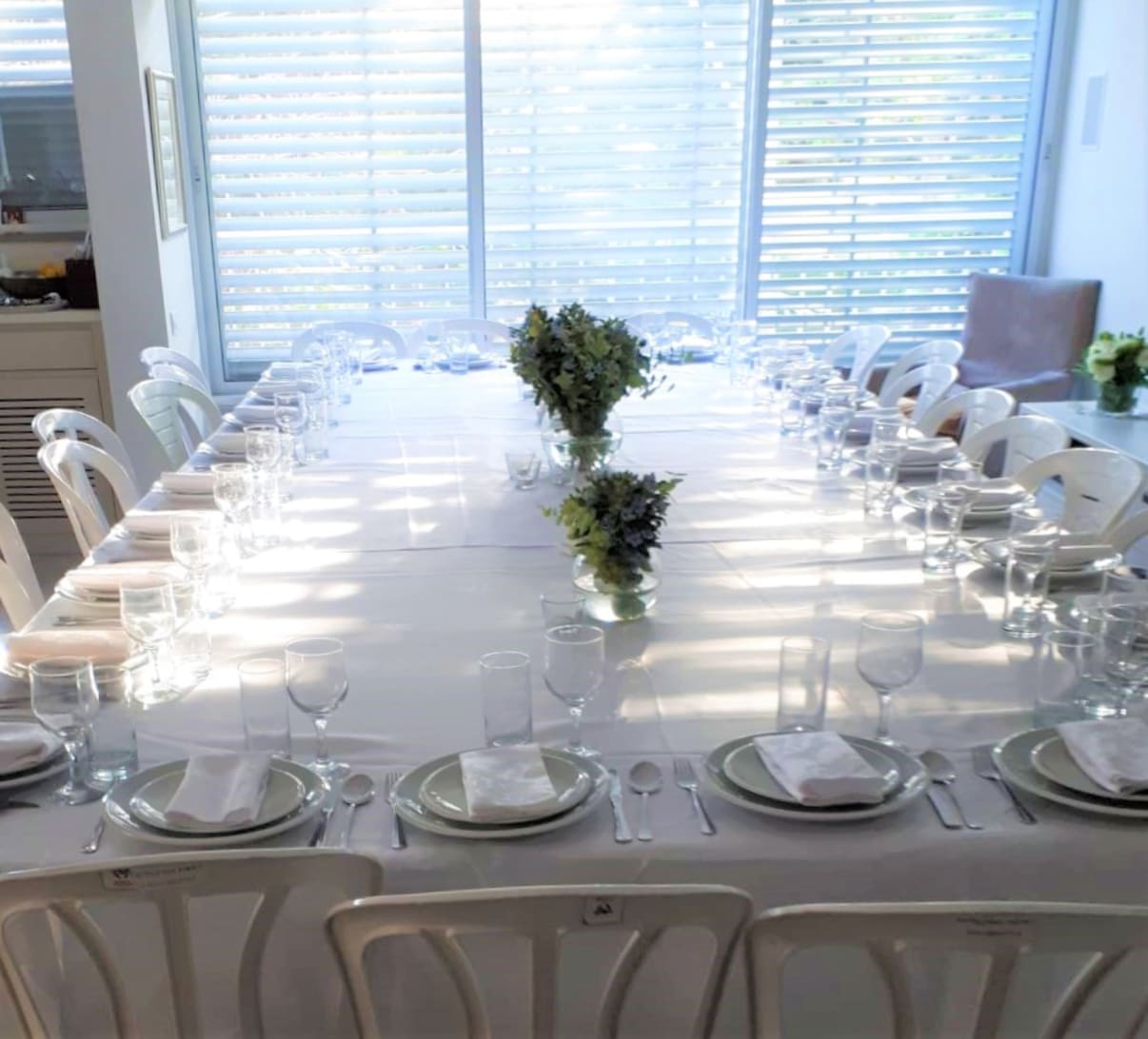 ארוחת חג עם כלים להשכרה