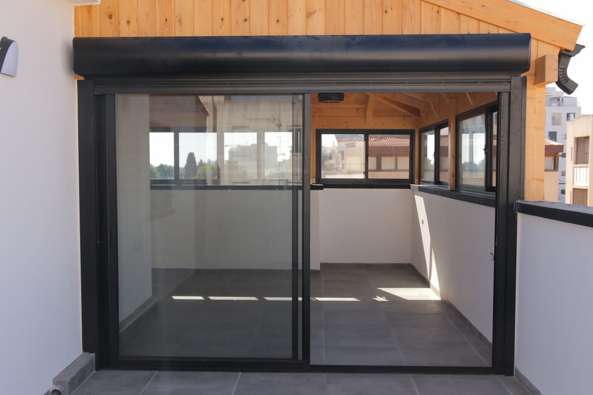 עבודת סגירת מרפסת