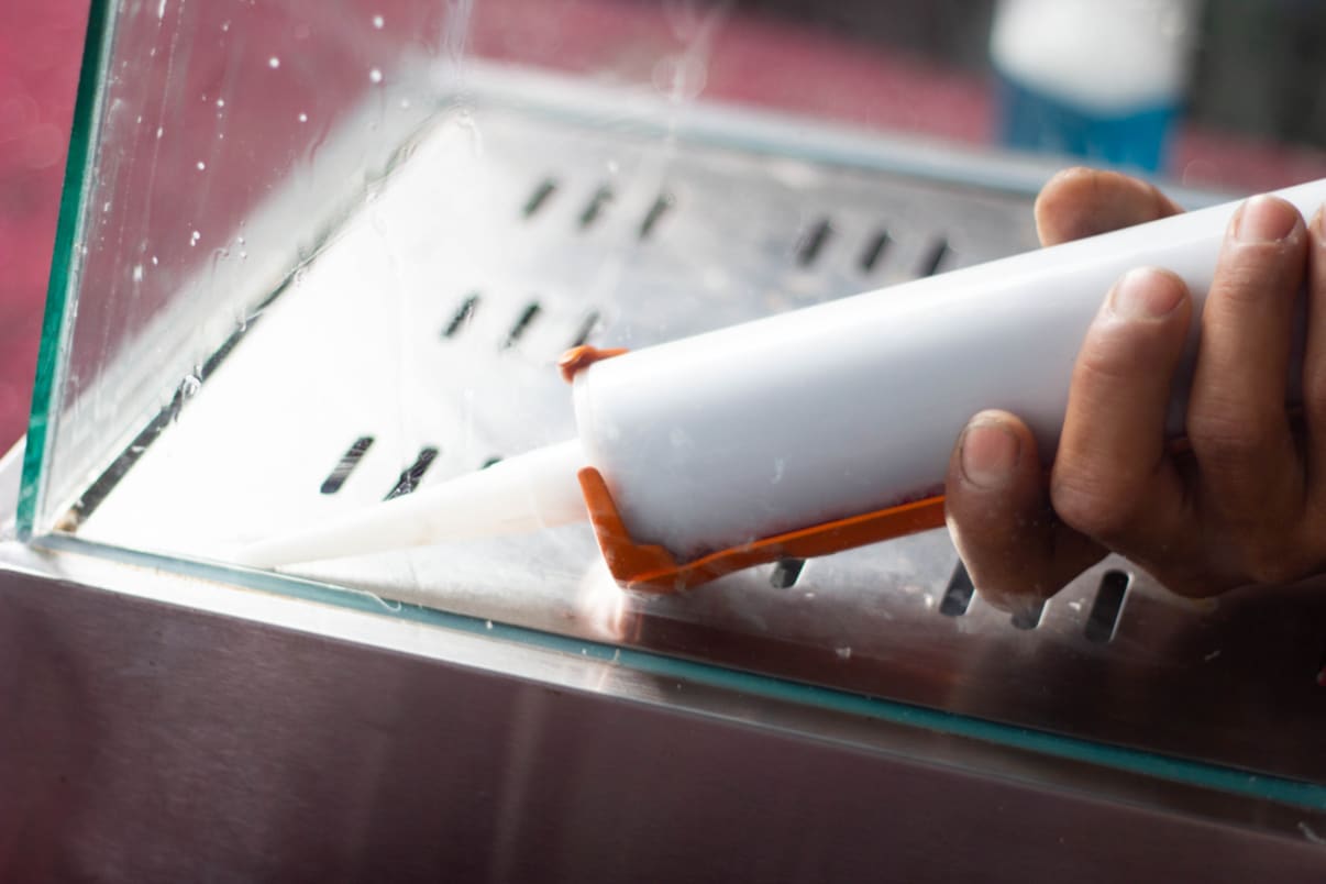 חידוש איטום במקלחון הזזה